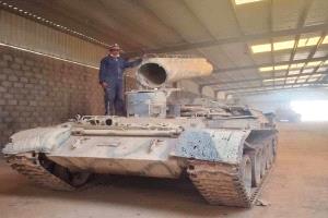 عسكري جنوبي يلتقي مدرعته القديمة بحضرموت (قصة)