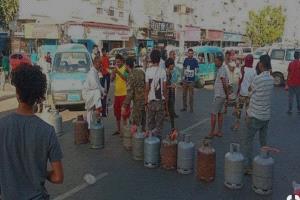 أزمة مفاجئة تضرب عدن.. إغلاق عشرات محطات الغاز يشعل معاناة المواطنين