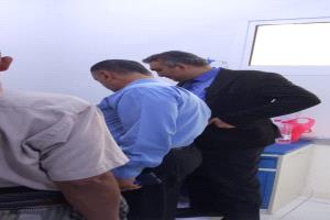 وكيل أبين الجنيدي يطمئن على القائد الحنشي خلال زيارته في مستشفى عبود العسكري