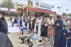 حشود جماهيرية غفيرة تؤدي صلاة الجمعة في ساحة العروض بخور مكسر