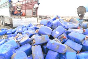 إتلاف ( 10 ) أطنان من المواد الكيميائية والزراعية منتهية الصلاحية في مديرية المنصورة بعدن