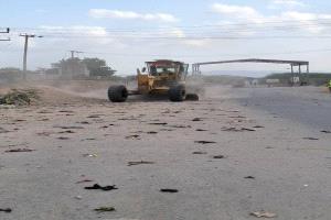 بتمويل العميد ناصر عبدربه.. المبادرة الشبابية تدشن مشروع سفلتة شوارع لودر