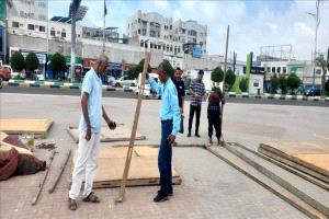 بدء نصب خيام الاعتصام في ساحة العروض بخور مكسر استعدادًا للحشود الجماهيرية