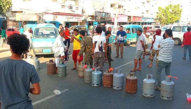باب نيوز يسلط الضوء.. تفاوت أسعار الغاز في عدن يشعل غضب المواطنين وسط غياب الرقابة(تقرير)