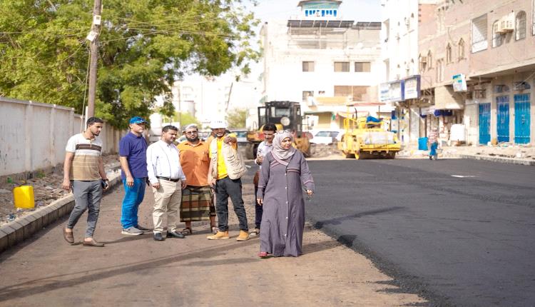 مدير عام الشيخ عثمان يتفقد مشروع سفلتة شارع حيوي خلف مستشفى الصداقة بتمويل محلي