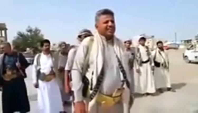 شاهد: فرع البنك المركزي بمأرب يحتكم قبلياً لصالح صرّاف: سيارة و"هَجْر" بقرتين!
