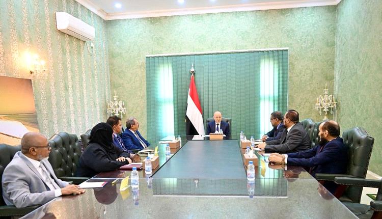 رئيس مجلس القيادة يشيد بجهود السلطة القضائية في حماية السلم الاهلي والمركز القانوني للدولة