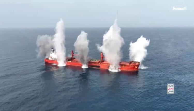 بقع نفطية ضخمة في البحر الأحمر إثر غرق سفينتين بهجوم حوثي وتحذيرات من كارثة بيئية
