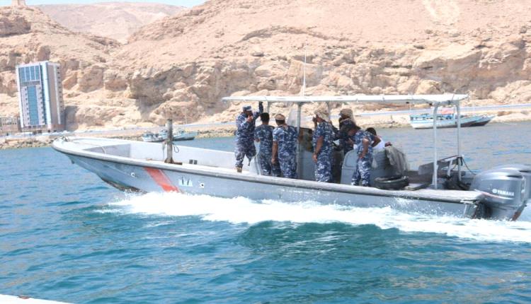 حضرموت.. خفر السواحل ينقذ شابًا من الغرق ويواصل البحث عن فتى مفقود في سواحل الشحر