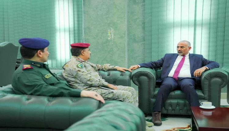 الزُبيدي يشدد على أهمية تعزيز التنسيق العسكري والأمني لحفظ الأمن والاستقرار