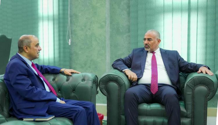 الزُبيدي يشدد على تسريع وتيرة الأداء الحكومي في القطاعين الاقتصادي والخدمي