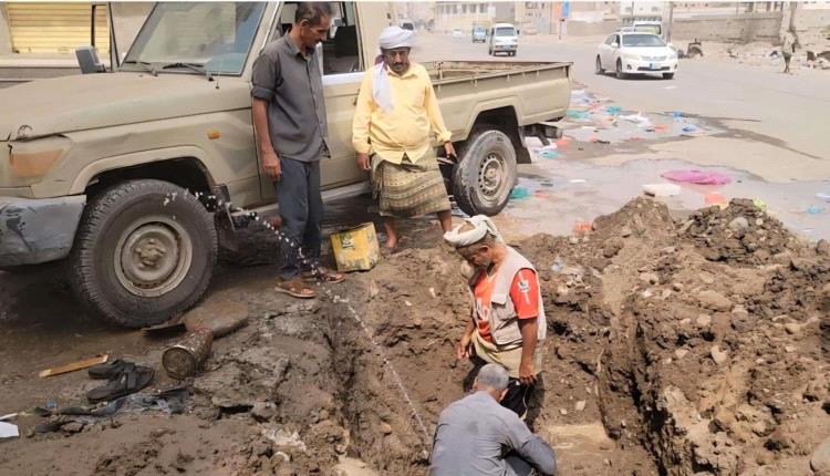 إصلاح كسر في أنبوب مياه رئيسي بالمنصورة وإعادة ضخ المياه في وقت قياسي