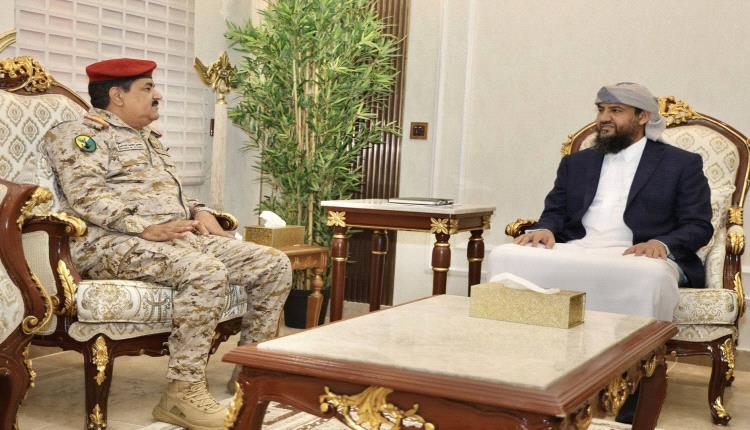 المحرّمي يناقش مع وزير الدفاع مستجدات الأوضاع العسكرية وتعزيز القدرات الدفاعية