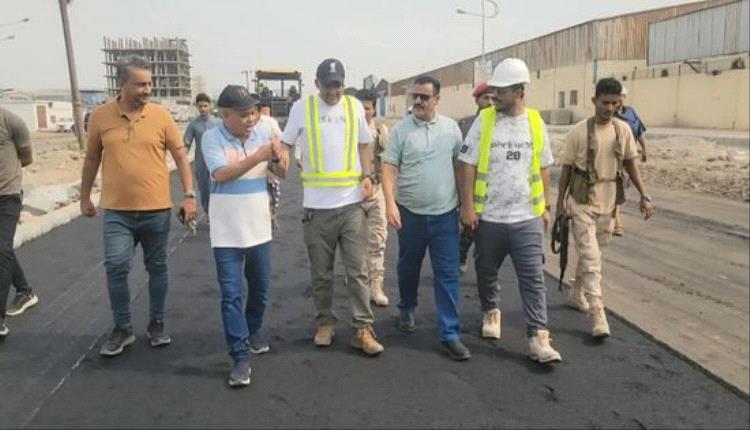 مدير عام المنصورة يتفقد أعمال سفلتة "شارع الخمسين" بتمويل ياباني وإشراف أممي