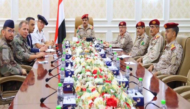 وزير الدفاع يبحث مع الملحق الفرنسي مستجدات الأوضاع الميدانية