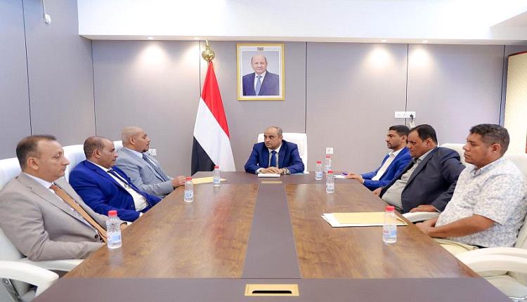 رئيس الوزراء يلتقي محافظ سقطرى ويؤكد دعم الحكومة لجهود السلطة المحلية