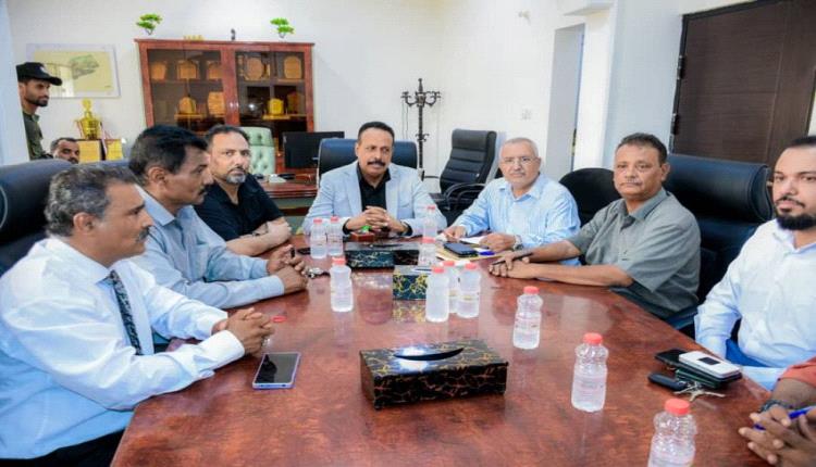 لجنة وزارية تتسلم مبنى صندوق صيانة الطرق والجسور بعدن