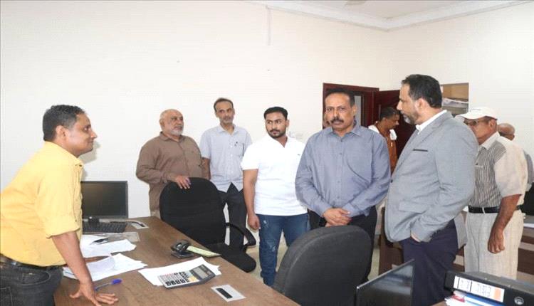 العقربي يباشر مهامه من مقر صندوق صيانة الطرق بعدن ويؤكد على تحسين الأداء والانضباط الوظيفي