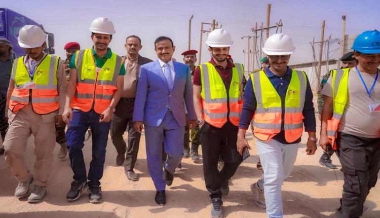 محافظ شبوة يتفقد مشاريع خدمية في عتق ويشيد بدعم الإمارات