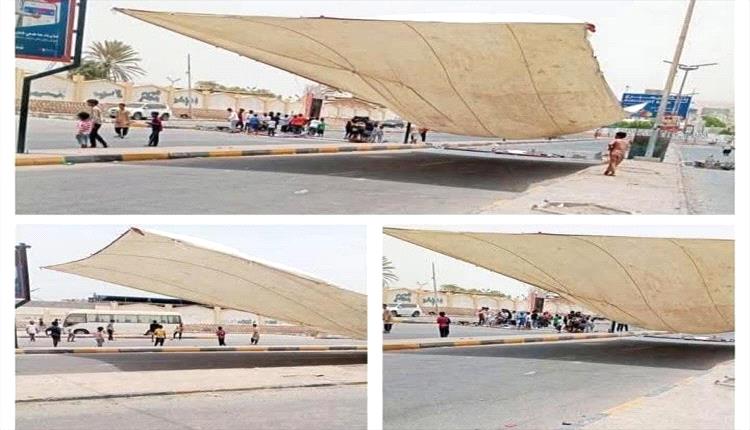 ناشطون ومحتجون ينصبون الخيام لبدء اعتصام مفتوح وسط مدينة المكلا