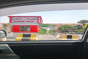 افتتاح محل حلويات بأحد الممرات القريبة من بوابة الدخول لمطار عدن الدولي