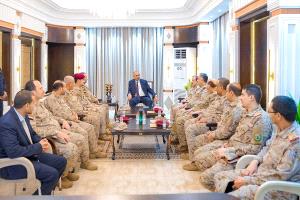 اللواء الزُبيدي يترأس اجتماعاً لرئاسة هيئة الأركان العامة وعدد من هيئات ودوائر وزارة الدفاع