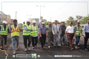 الوزير الحريزي ورئيس صندوق الصيانة العقربي يتفقدان مشروع تأهيل طريق دوار الملعب – جولة السيلة بعدن