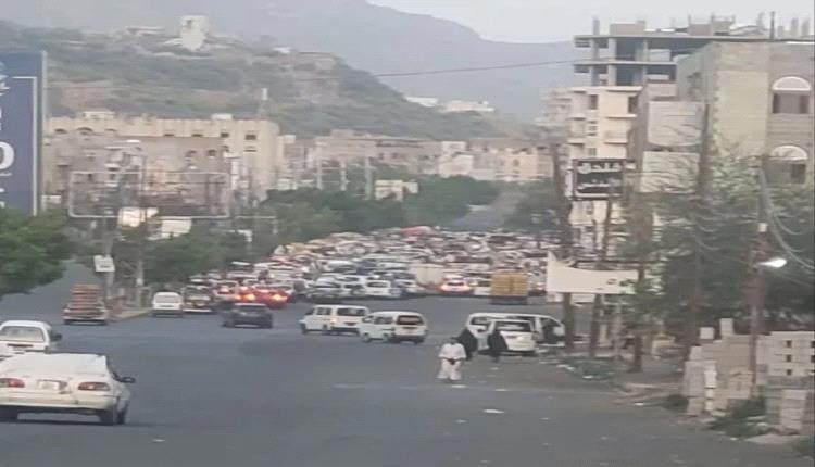 إجراءات تعسفية بحق المسافرين في المنفذ الشرقي لتعز تثير استياءً واسعًا
