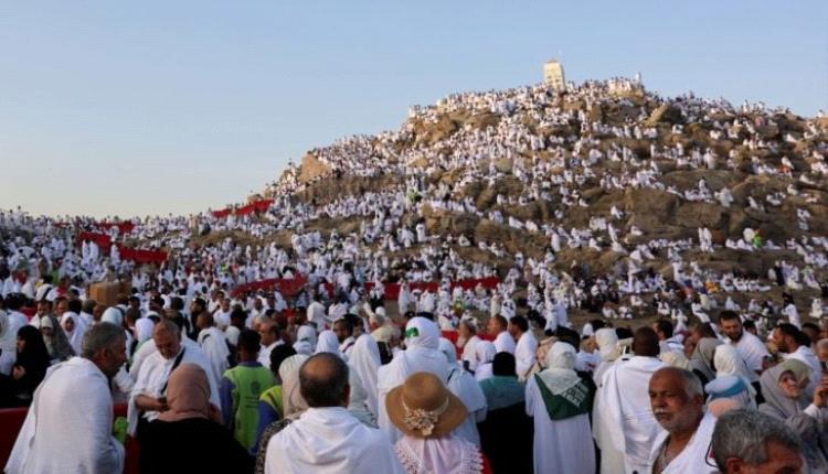 الحجاج يواصلون التوافد إلى صعيد عرفات لأداء الركن الأعظم من الحج