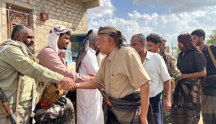 فريق الرايات البيضاء يصل إلى منزل الشيخ القفيش لدعم مبادرة فتح طريق عقبة ثرة