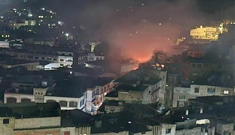 حريق هائل يلتهم مركزًا تجاريًا وسط مدينة إب والخسائر جسيمة