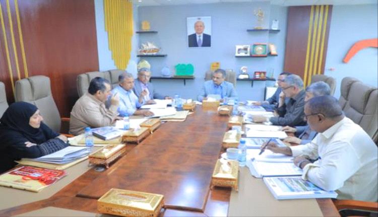 محافظ عدن يوجه بتحسين الخدمات البيئية خلال اجتماع مجلس إدارة صندوق النظافة