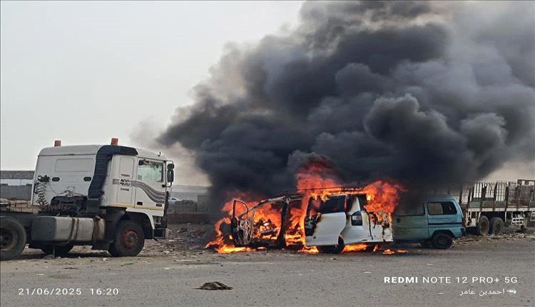 حريق مفاجئ يلتهم باص نوع "فوكسي" في منطقة الممدارة بمدينة عدن