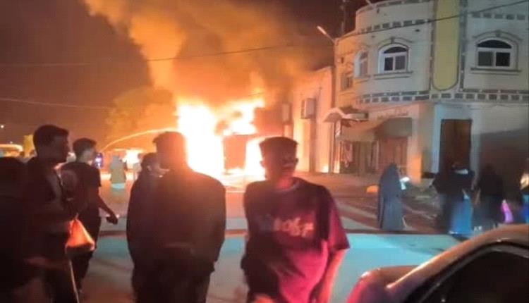 لحج.. اندلاع حريق هائل في قاعة أفراح خلال حفل زفاف بمنطقة صبر