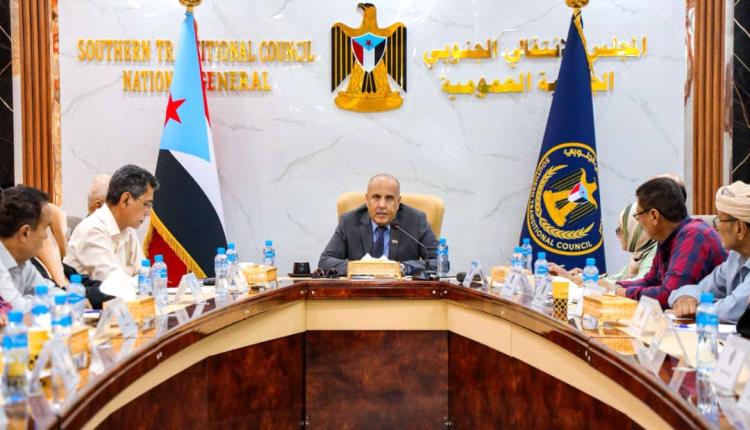 الانتقالي يناقش التدهور الخدمي والاقتصادي وتُحذّر من تداعيات رفع الدولار الجمركي