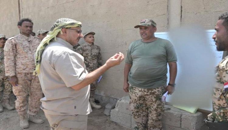 العميد طارق صالح يتفقد مراكز التدريب والتأهيل في جبهات الساحل الغربي