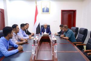رئيس الوزراء يلتقي فريق المبادرة الشبابية لإعادة تأهيل الطريق الدولي في أبين ويوجّه بتمويل المرحلة الثانية (مودية – المحفد)