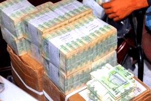خبير اقتصادي يكشف سبب توقف المنح السعودية والإماراتية لليمن