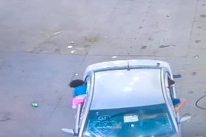 نجاة طفلة من الدهس بعد نزولها من سيارة والدها.. فيديو