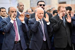 رئيس مجلس القيادة يؤدي في عدن مع جموع المصلين صلاة عيد الاضحى المبارك