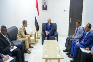 وزير الخارجية يجتمع مع المنسق المقيم للأمم المتحدة في اليمن لبحث جهود حشد الموارد الدولية