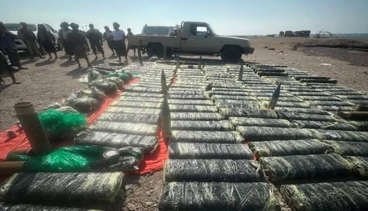 قوات الحملة الأمنية المشتركة تضبط قاربًا يحمل صواريخ وذخائر مهربة قرب باب المندب