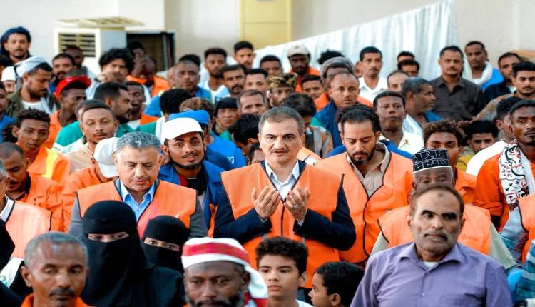 محافظ عدن يكرم عمال النظافة والتشجير في احتفال عيد العمال العالمي