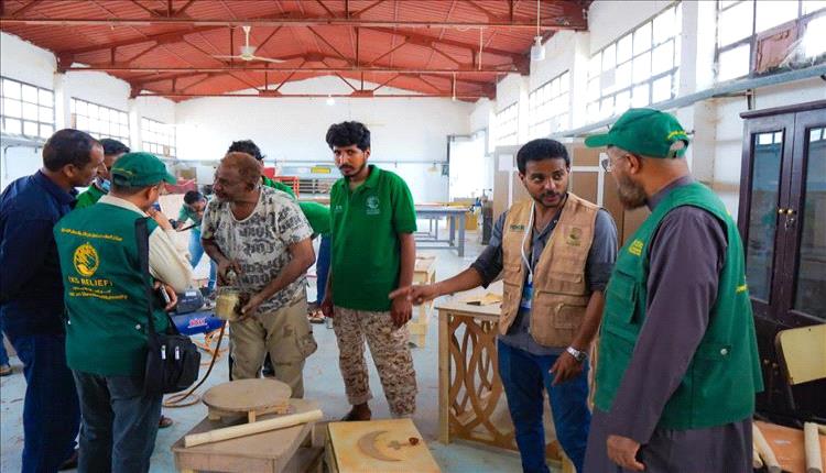 فريق مركز الملك سلمان للإغاثة يتابع تنفيذ برامج التمكين المهني في لحج