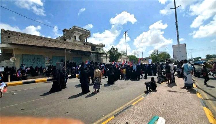 خروج تظاهرة نسائية حاشدة في أبين تنديدًا بتدهور الخدمات