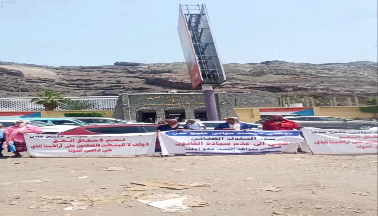 عمال موانئ عدن يحتجون أمام محكمة الاستئناف للمطالبة بأراضيهم التعويضية