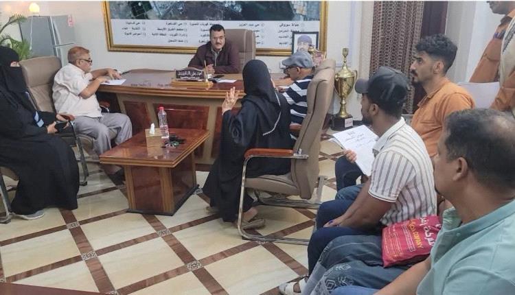 مدير المنصورة يوجه بحملة لضبط المحلات المتأخرة في سداد رسوم المهن التجارية