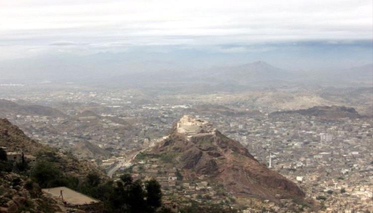 تعز.. مسلحون يهاجمون منزل تاجر ويصيبون نجله بجروح خطيرة
