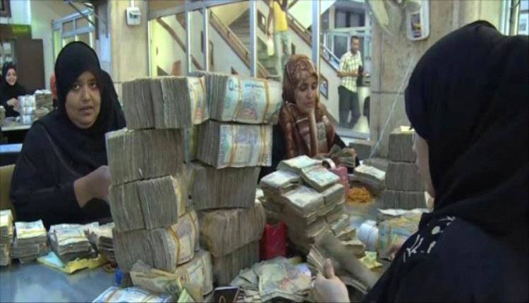 الحوثيون يعلنون صرف نصف راتب لموظفي الدولة في مناطق سيطرتهم