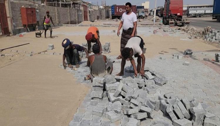 تواصل العمل في مشروع الرصف الحجري بمنطقة الدرين
